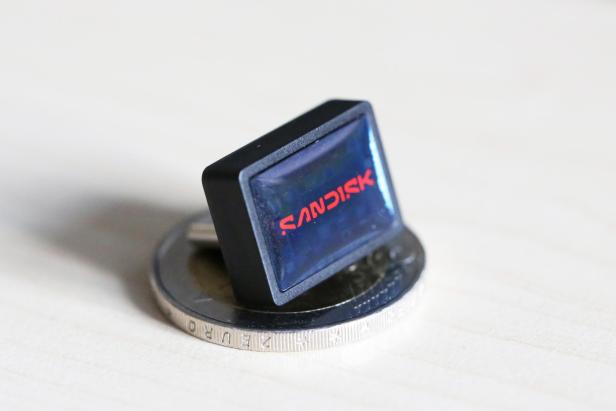 Sandisk Mini-USB-Speicher auf 2-Euro-Münze