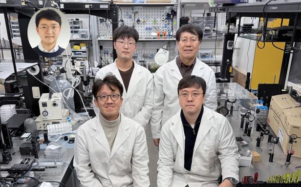 Fünf Ingenieure des Korea Advanced Institute of Science and Technology (KAIST) im Labor, die die neue Flüssigmetall-Verbundtinte für Tarnkappen-Technologie entwickelt haben.