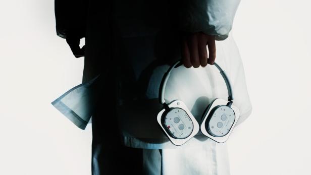 Eine Person hält die Nothing Headphone 1 mit transparentem Design und markanten Bedienelementen in der Hand.