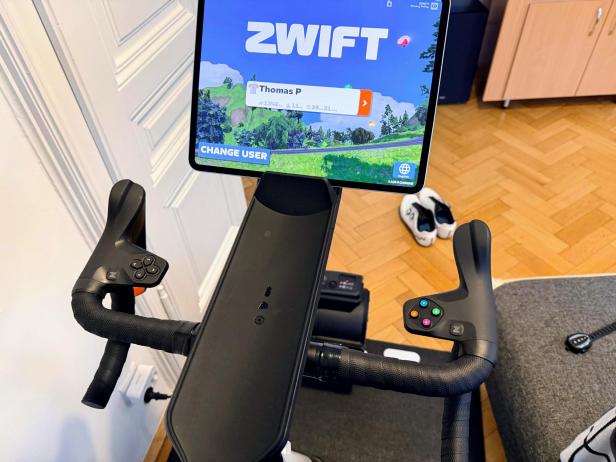 Zwift Ride Lenker mit Tablet in der Halterung
