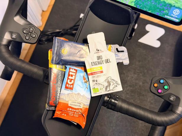 Ablage von Zwift Ride mit Clif bar und Gels