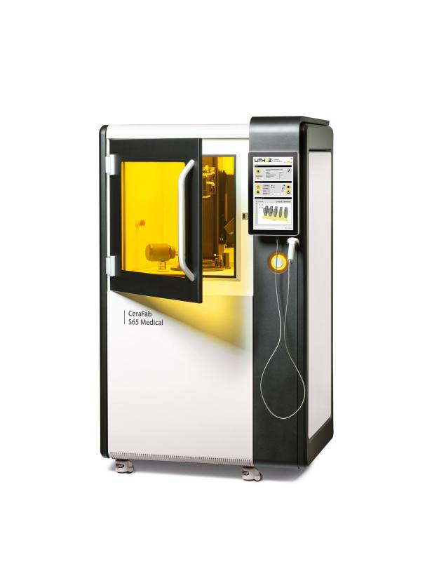 Ein moderner 3D-Drucker mit gelber Schutzscheibe und Touchscreen-Bedienfeld steht auf Rollen.