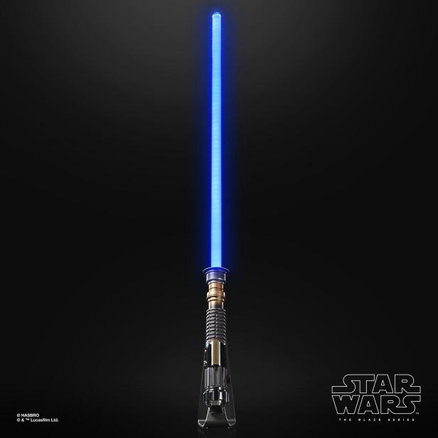 Blau leuchtendes Star-Wars-Lichtschwert vor schwarzem Hintergrund.
