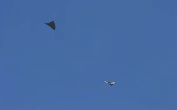 J-36 Prototyp 3 mit J-10 als Chase Plane