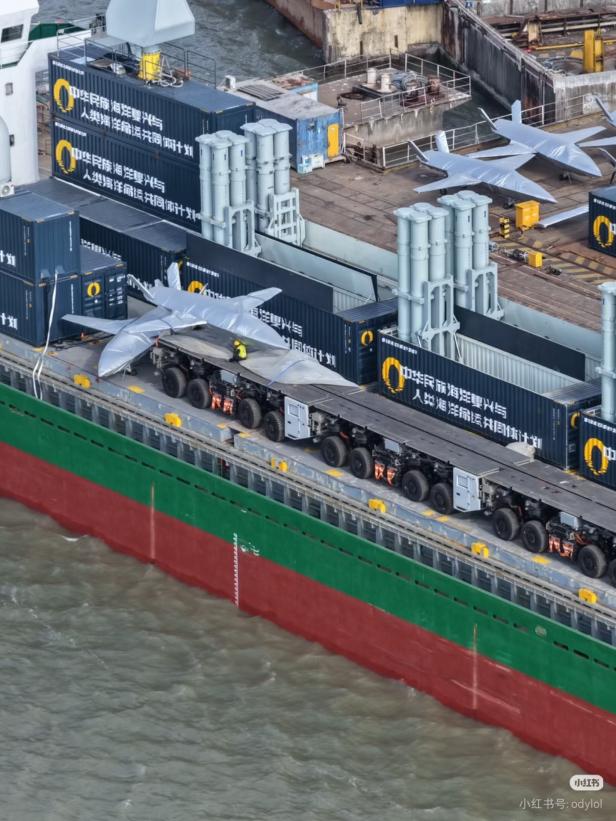 Containerschiff mit Drohnen.