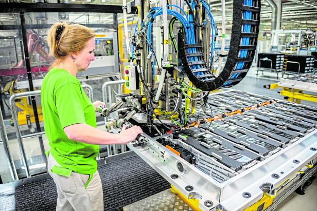 An der Fertigungslinie von Skoda ist gerade ein Akku für ein E-Auto an der Reihe.