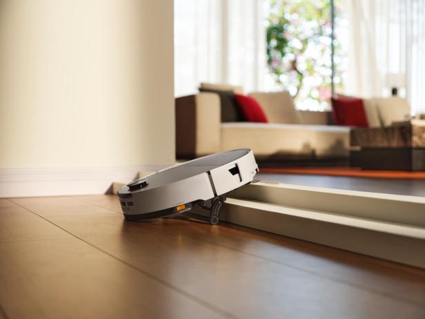 Der Roborock Saros 20 Sonic erklimmt eine doppelte Schwelle.