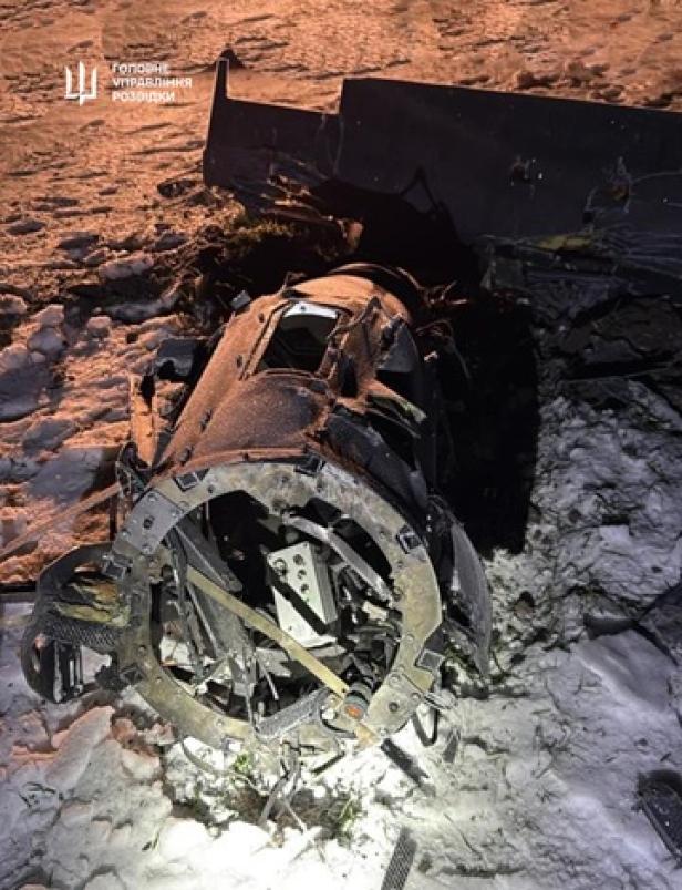 Trümmer einer Geran-5 Drohne in einem Feld