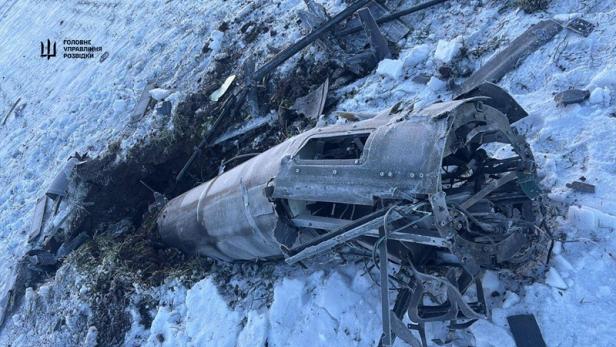 Trümmer einer Geran-5 Drohne liegen in einem verschneiten Feld