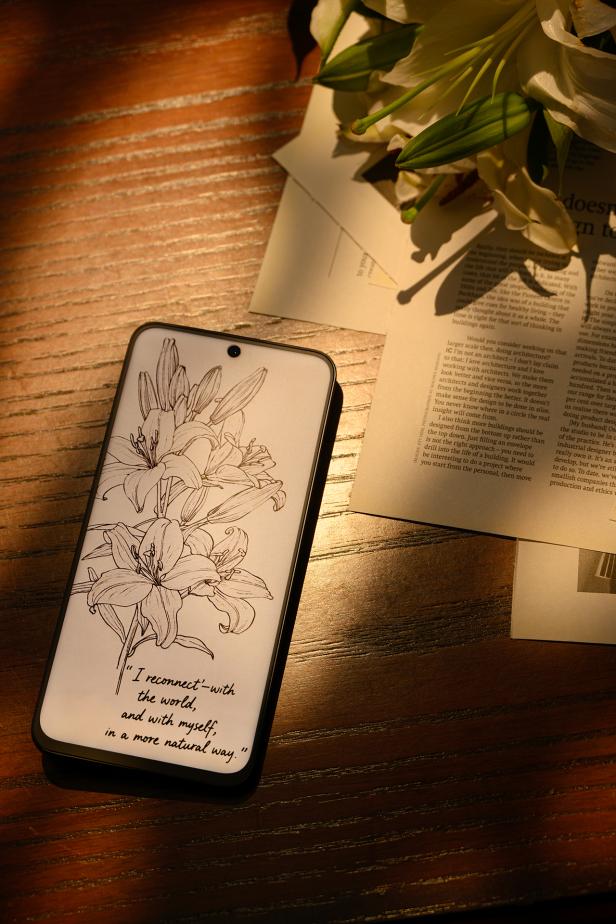 Smartphone TCL Nxtpaper 60 Ultra liegt auf einem Tisch