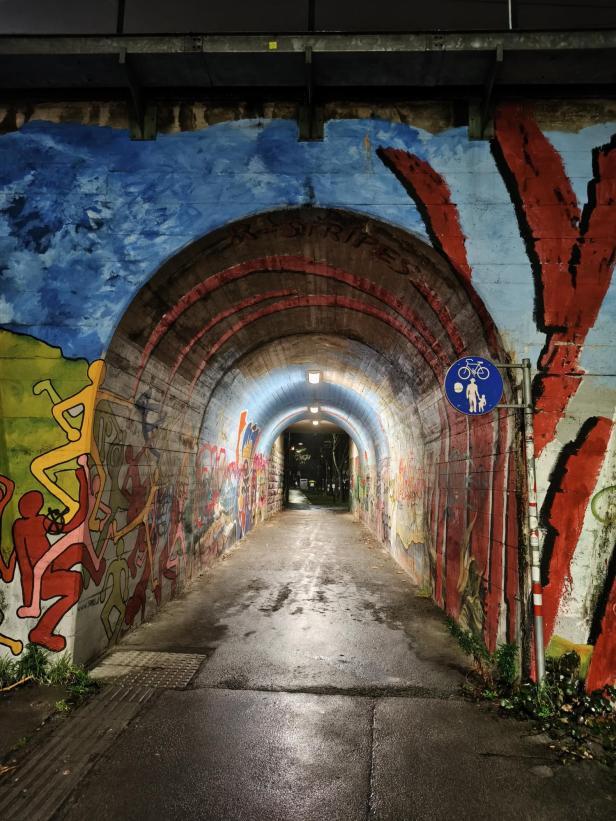 Tunnel in der Nacht mit Graffiti