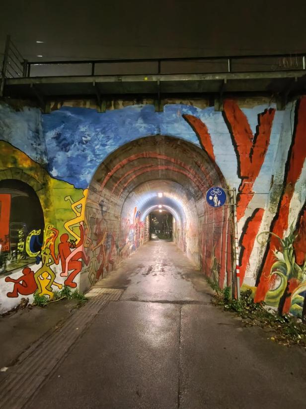 Tunnel in der Nacht mit Graffiti