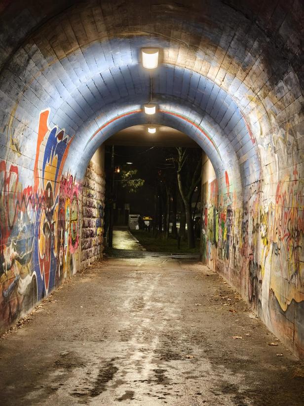 Tunnel in der Nacht mit Graffiti