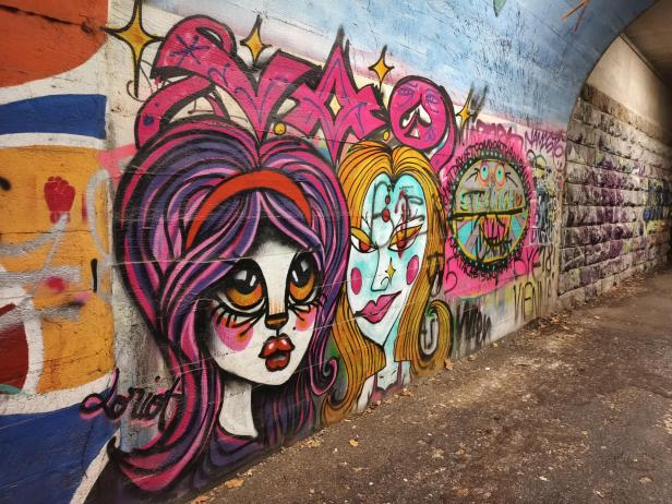 Tunnel in der Nacht mit Graffiti