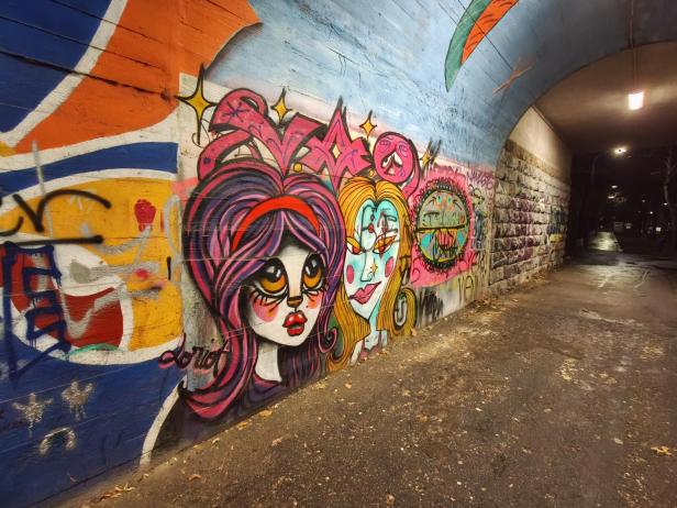 Tunnel in der Nacht mit Graffiti