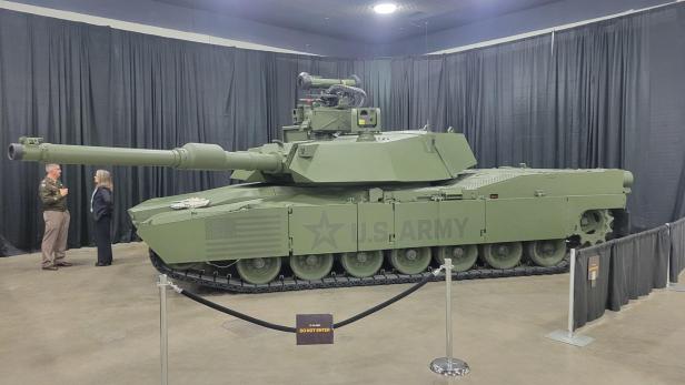 Panzer M1E3 Pre-Prototyp steht in der Messehalle