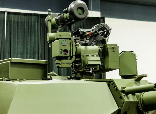 Auf dem Turm des M1E3 Pre-Prototyps ist eine ferngesteuerte Waffenstation mit Javelin-Raketenwerfer und Sensorik zu sehen, wie sie auf der Detroit Motor Show präsentiert wurde.