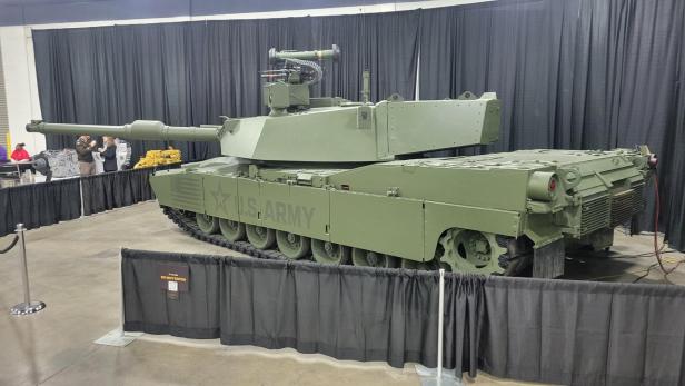 Panzer M1E3 steht auf dem Messegelände