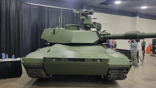 M1E3 Panzer steht auf dem Messegelände