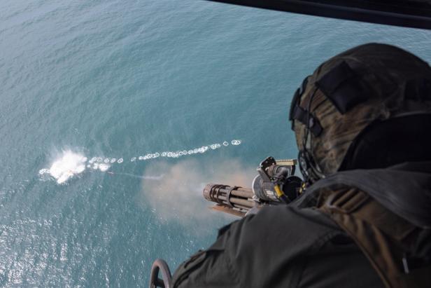 Minigun wird vom Hubschrauber abgefeuert