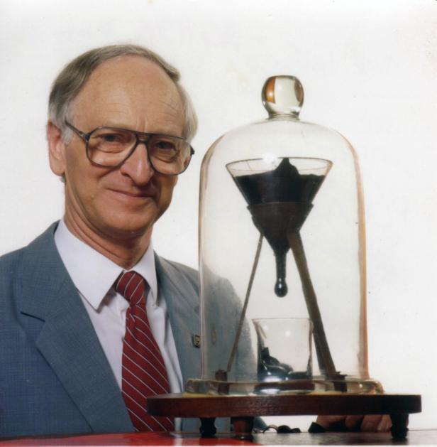 John Mainstone im Jahr 1990 nachdem er den Tropfen bereits 29 Jahre beobachtet hatte.