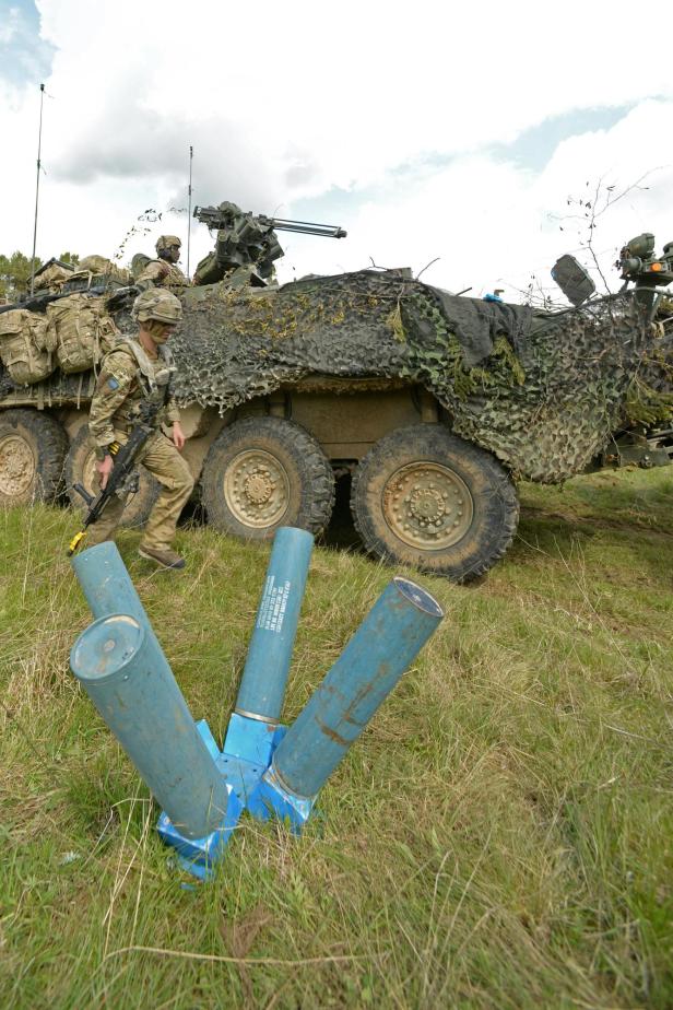 Trainingsversion der XM343 in Blau vor einem Stryker Radpanzer