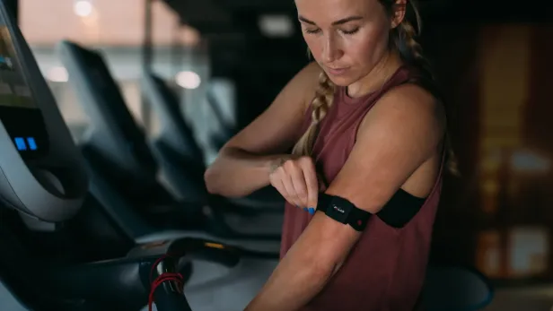 Frau im Fitnessstudio mit Sensor von Polar.