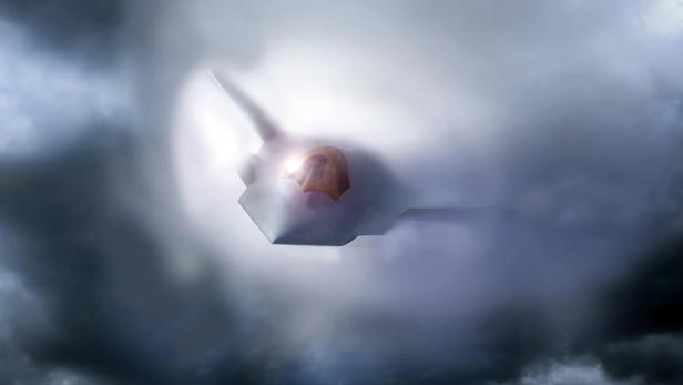 Ein Tarnkappenjet fliegt durch dichte, dunkle Wolken.