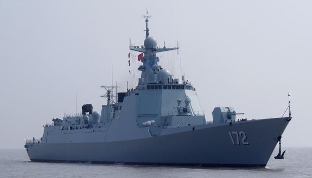 Chinesischer Zerstörer mit der Kennung 172 fährt auf ruhigem Meer bei Tageslicht.