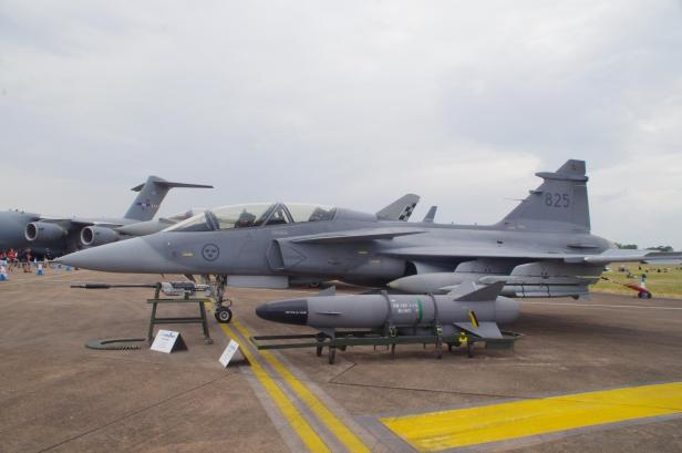 Ein schwedischer JAS 39 Gripen Kampfjet mit einer RBS15 Antischiffsrakete ist auf einer Flugschau ausgestellt.