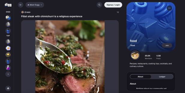 Digg-Post mit einem Steak, dass mit einem Löffel Chimichurri beträufelt wird