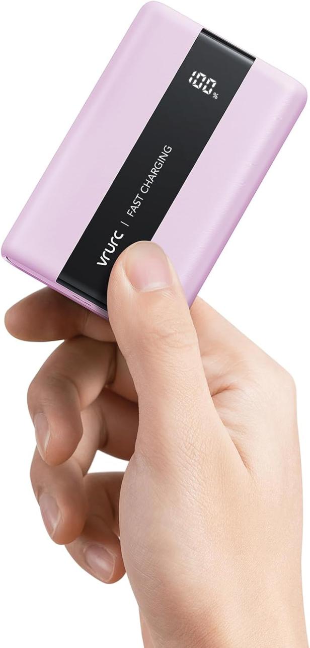 Pinke Powerbank von VRURC mit 20.000 mAh Leistung wird in der Hand gehalten