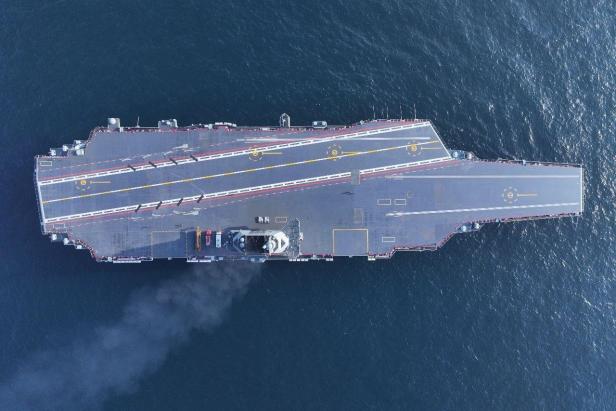 Flugzeugträger Fujian von oben fotografiert