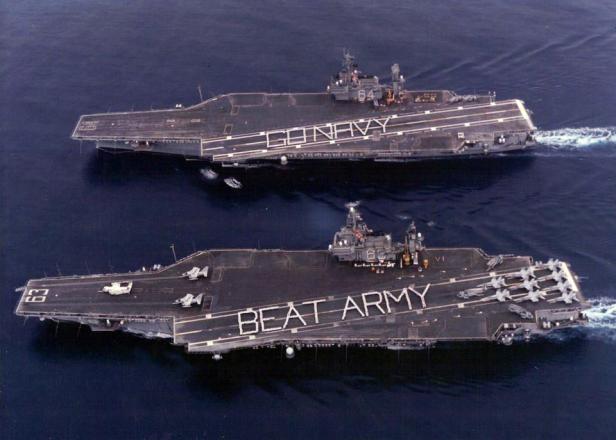 Flugzeugträger USS Kitty Hawk und USS Constellation bei ruhigem Seegang