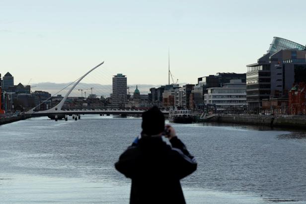 Mann mit Handy in Dublin.