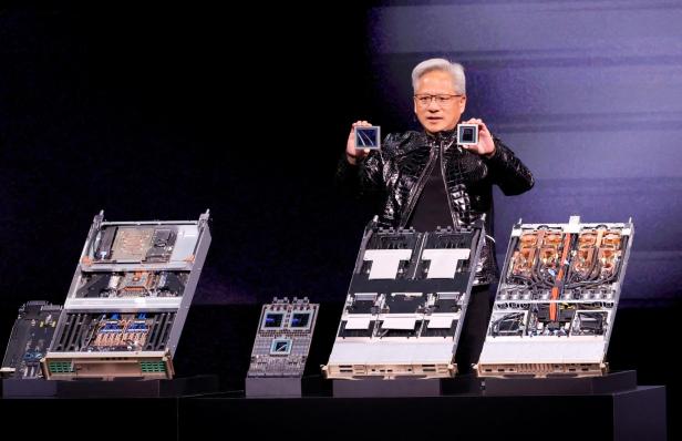 Nvidia CEO Jensen Huang mit der Rubin GPU, die Teil eines neuen Supercomputers ist, bei der CES 2026.