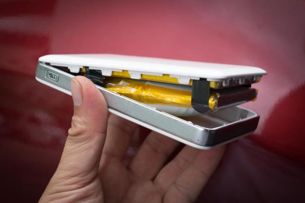 Geschwollene Powerbank wird in der Hand gehalten