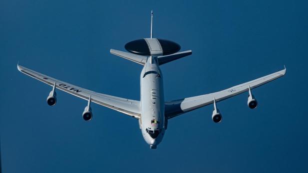 AWACS-Radarflugzeug E-3 Sentry fliegt über dem Meer