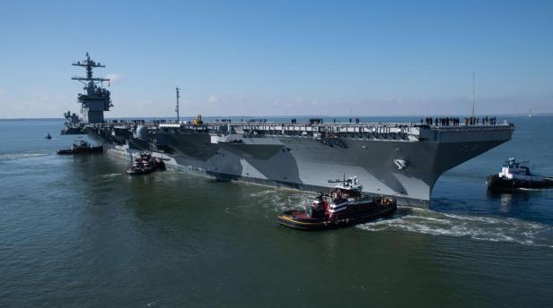 Die USS John F. Kennedy verlässt mit Schleppern den Hafen von Newport News zur ersten Testfahrt auf See.