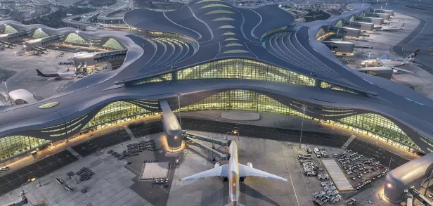 Der neue Flughafen von Abu Dhabi (Zayed International Airport ) hat eine geschwungene X-Form.