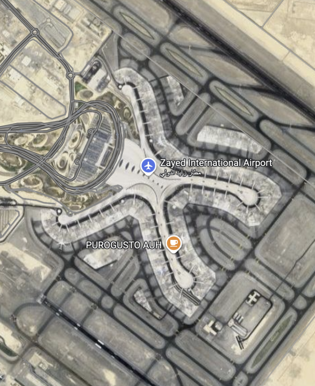 Der Flughafen hat eine geschwungene X-Form.