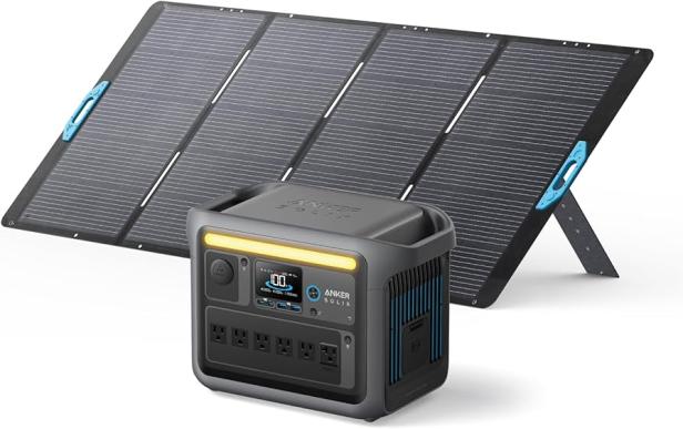 Tragbare Powerstation mit mehreren Steckdosen und Solarpanel im Hintergrund.