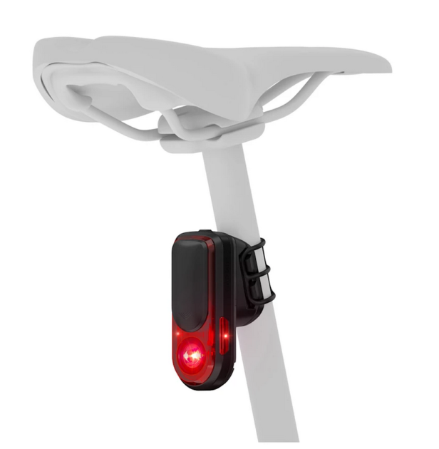 Das Garmin Varia RearVue 820 Rücklicht mit integriertem Radar ist an einer Fahrrad-Sattelstütze montiert und leuchtet rot.