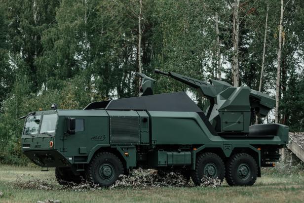 SA-35 Luftabwehrsystem in grüner Farbe steht auf einer Lichtung im Wald