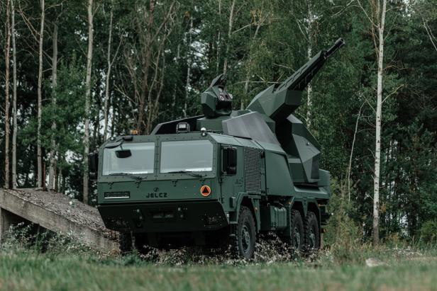 Flugabwehrsystem SA-35 steht im Wald und zielt nach oben