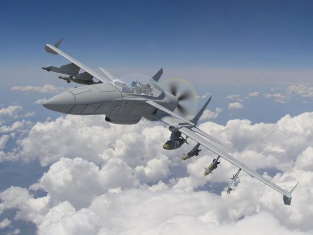 Kampfflugzeug mit Propeller und Raketenbewaffnung fliegt über einer Wolkendecke.