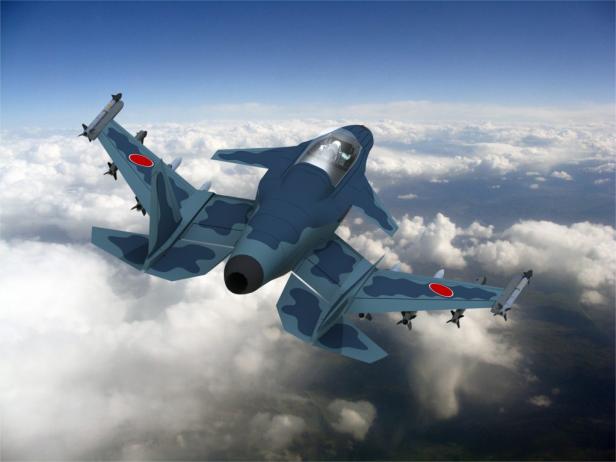 Kampfjet mit Tarnanstrich und Raketen fliegt über einer Wolkendecke.
