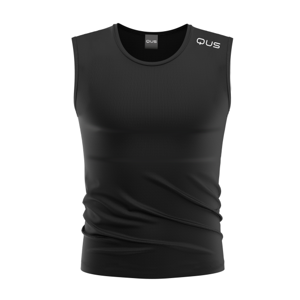 Schwarzes ärmelloses Sportshirt mit QUS-Logo auf der linken Schulter.