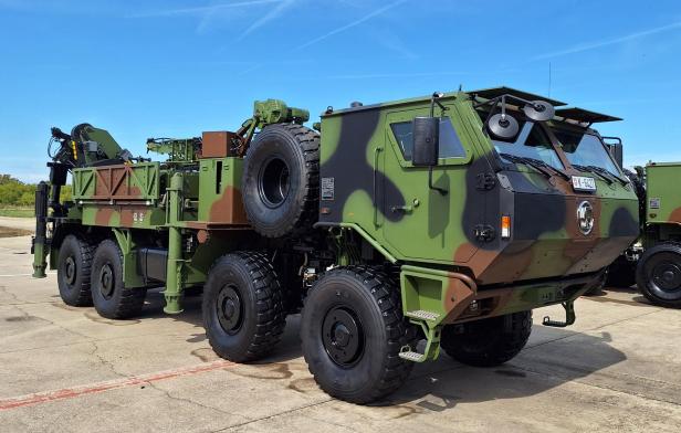 Ein militärischer Lkw mit Tarnanstrich steht im Freien