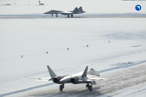 2 neue Su-57s auf einem verschneiten FLughafen